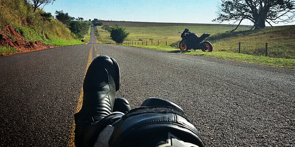 deitado na estrada